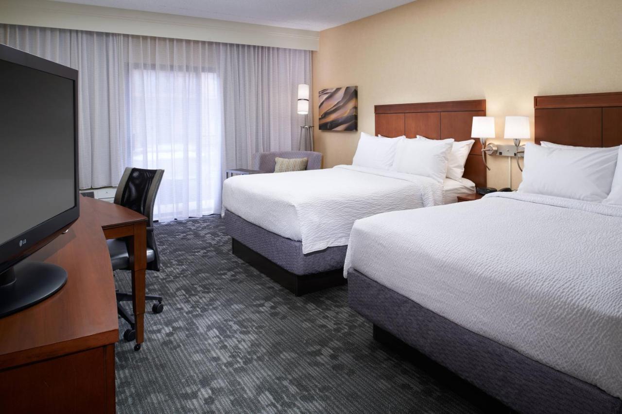 Courtyard Detroit Dearborn Hotel Екстериор снимка