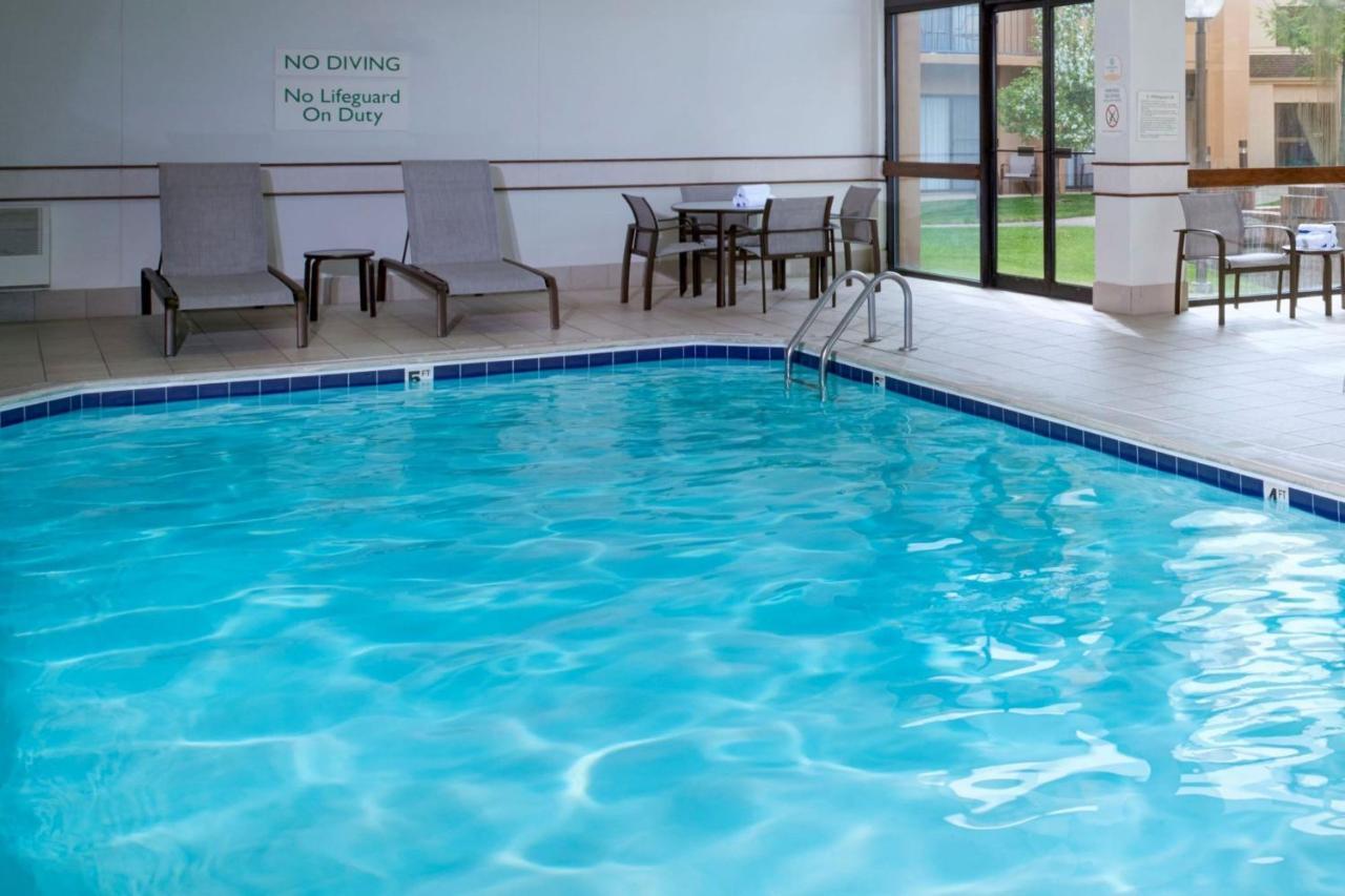 Courtyard Detroit Dearborn Hotel Екстериор снимка