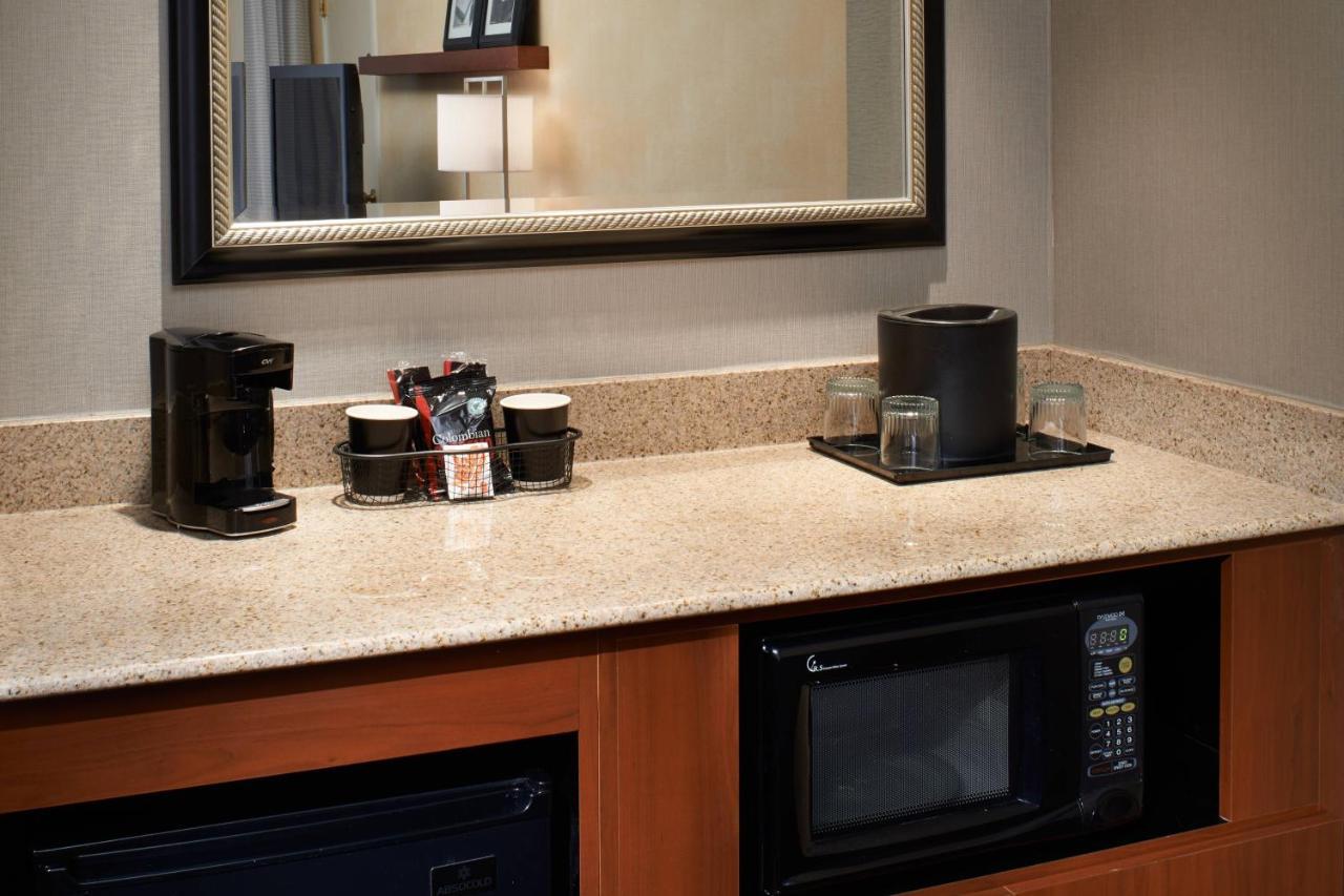 Courtyard Detroit Dearborn Hotel Екстериор снимка