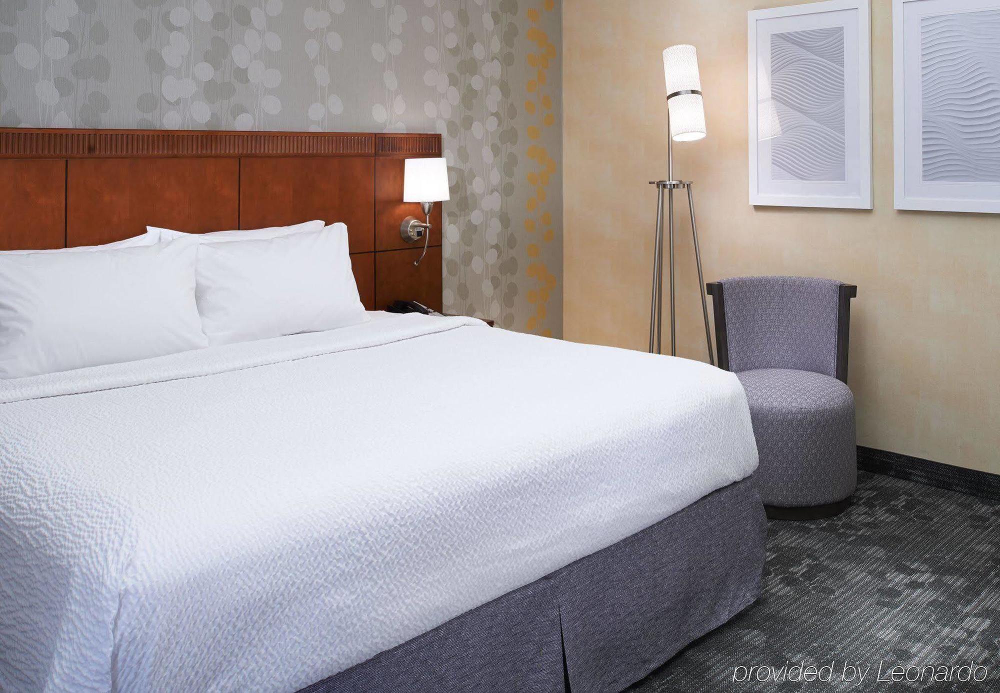 Courtyard Detroit Dearborn Hotel Екстериор снимка