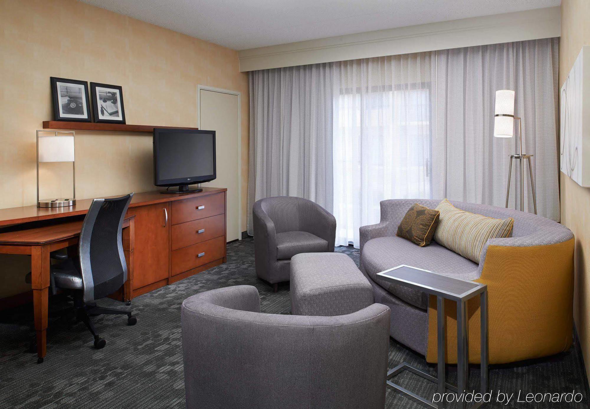 Courtyard Detroit Dearborn Hotel Екстериор снимка