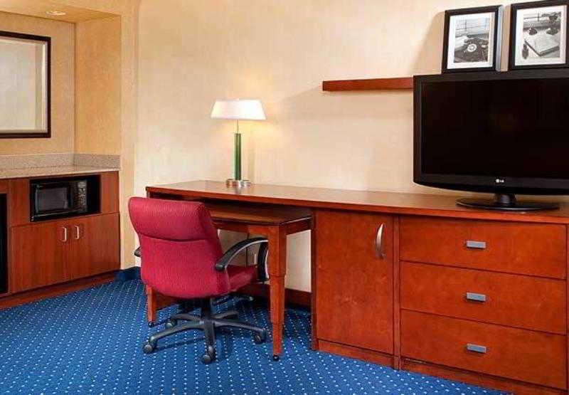 Courtyard Detroit Dearborn Hotel Стая снимка