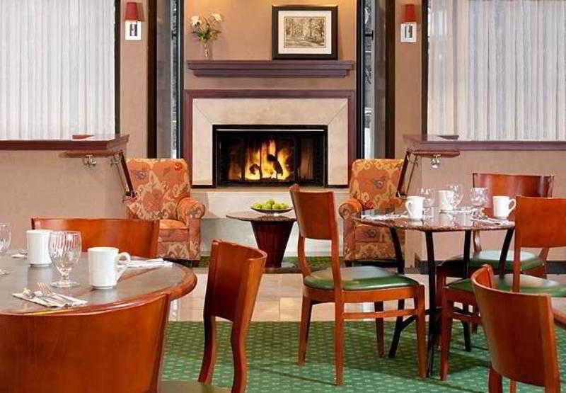 Courtyard Detroit Dearborn Hotel Ресторант снимка