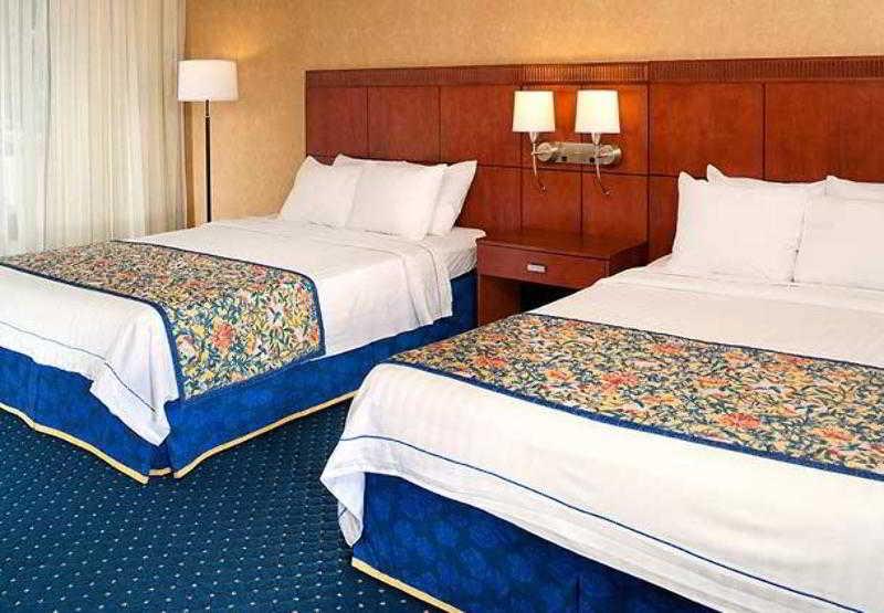 Courtyard Detroit Dearborn Hotel Екстериор снимка